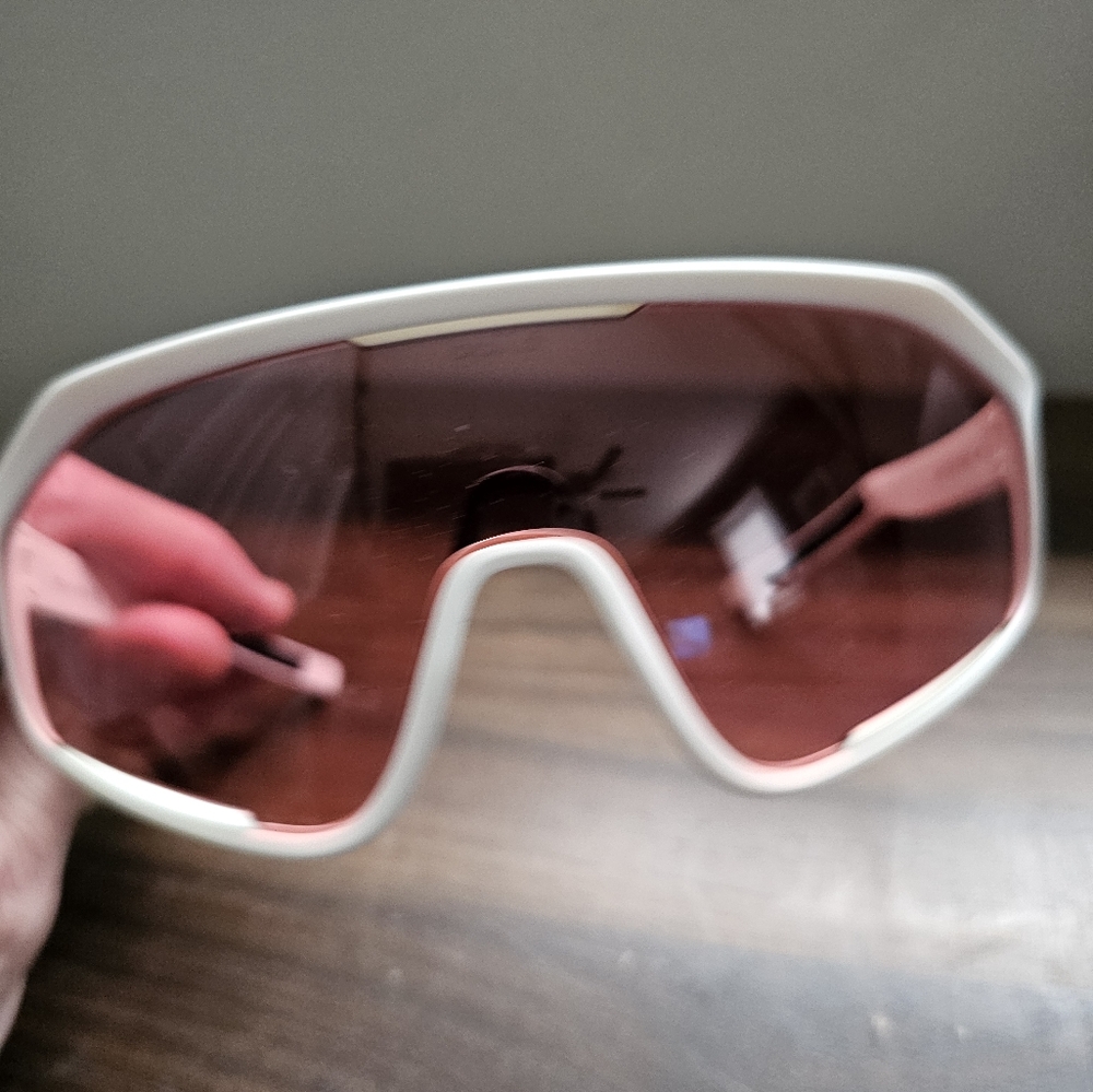 BOLLE White and Pink VR Glasses - Picture 7 of 9